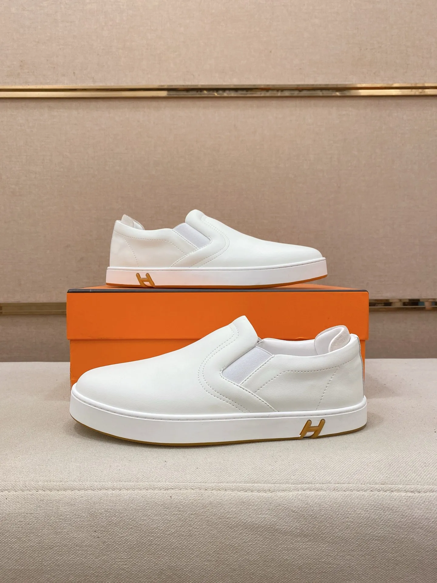 Men's clothing and shoes💰: 442💰《HERMES》【Classic original single version】Hermès; top 🔝purchase agent🔍🔍men's latest 🇺🇸 counter sales simultaneously, imported from Italy original ▲▲cowhide ▲▲ (high-end, nobility, class) ) Exquisite workmanship (Italian 🇮🇹 imported water-dyed 🐂 cowhide lining) sole: original sole provided by the original factory, ⚠️exclusive double-layer activity·TPR·rubber·combined molded outsole; super comfortable·wear-resistant·non-slip·environmental protection The real thing is more beautiful if you take the real thing (high quality, follow the order). You can enter and exit the counter at will * Number of yards: 38-44 (45 can be customized and cannot be returned or exchanged)